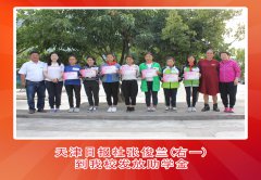 天津日报社张俊兰（右一）到我校发放助学金